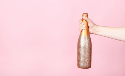 Brokat sprzedaje wino