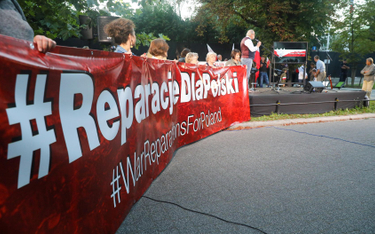 Uczestnicy demonstracji pod hasłem #ReparacjeDlaPolski przed Ambasadą Republiki Federalnej Niemiec w