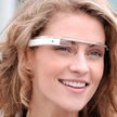 W Google Glass miniaturowy wyświetlacz umieszczony jest nad okiem użytkownika