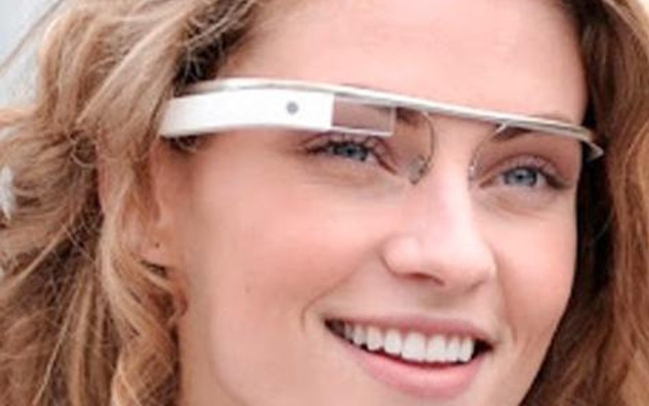 W Google Glass miniaturowy wyświetlacz umieszczony jest nad okiem użytkownika