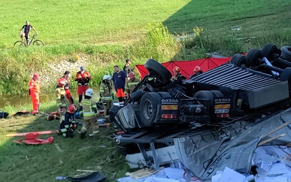 Na S8 w pobliżu Warszawy, na wysokości Kobyłki zderzyły się trzy samochody. Ciężarowe volvo, które w