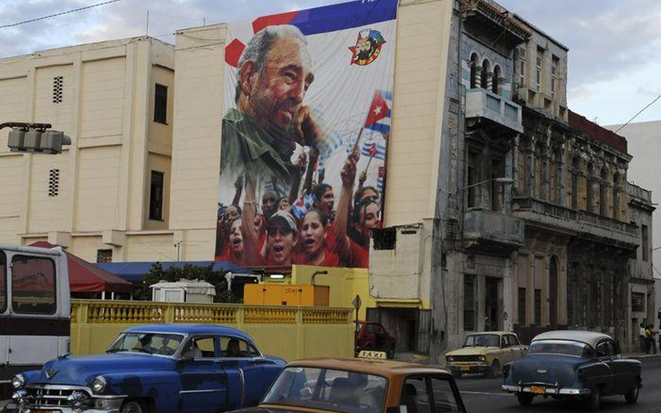 Nad życiem codziennym Kubańczyków z setek plakatów wciąż czuwa Fidel Castro