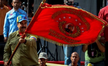 Prezydent Wenezueli Nicolas Maduro ze sztandarem wenezuelskich sił zbrojnych