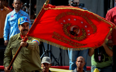 Prezydent Wenezueli Nicolas Maduro ze sztandarem wenezuelskich sił zbrojnych
