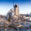 Cement jest jednym z najczęściej używanych materiałów budowlanych. Produkuje się go z surowców miner