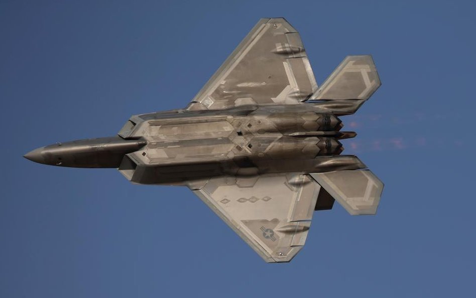 F-22 Raptor poczas pokazu na Dubai Air Show