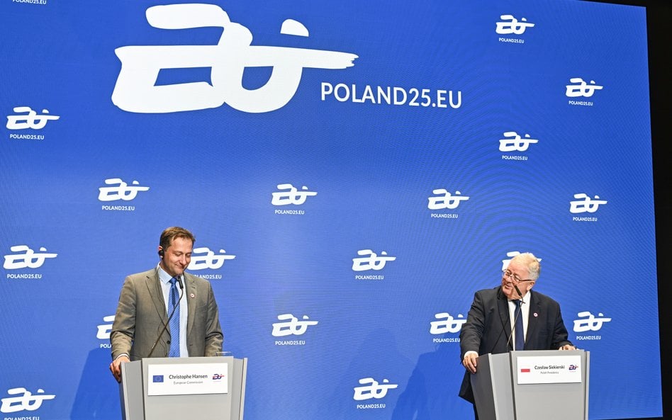 Komisarz UE ds. rolnictwa Christophe Hansen i Czesław Siekierski, minister rolnictwa i rozwoju wsi p