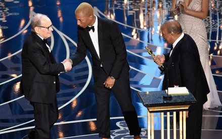 Oscar za najlepszą muzykę - Nienawistna ósemka. Nagrodę odbiera Ennio Morricone