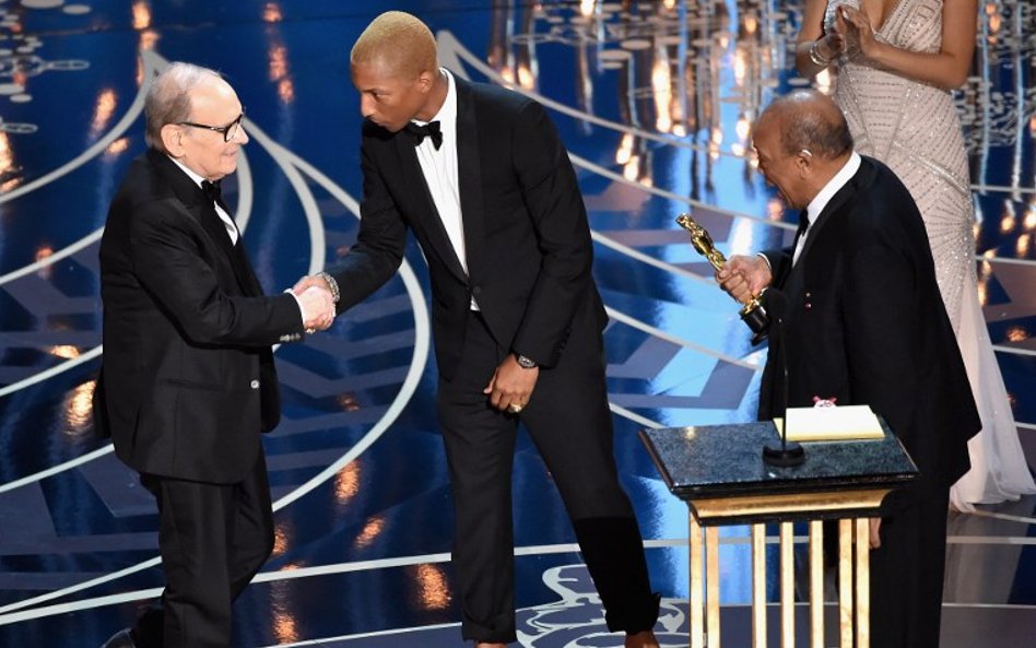 Oscar za najlepszą muzykę - Nienawistna ósemka. Nagrodę odbiera Ennio Morricone