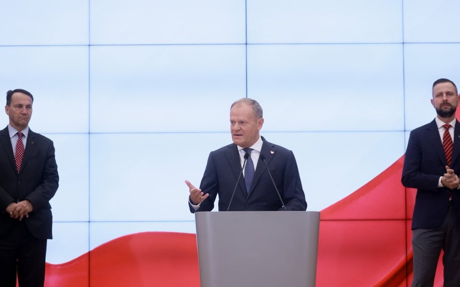 Premier Donald Tusk oraz wicepremier, minister spraw zagranicznych Radosław Sikorski i wicepremier, 