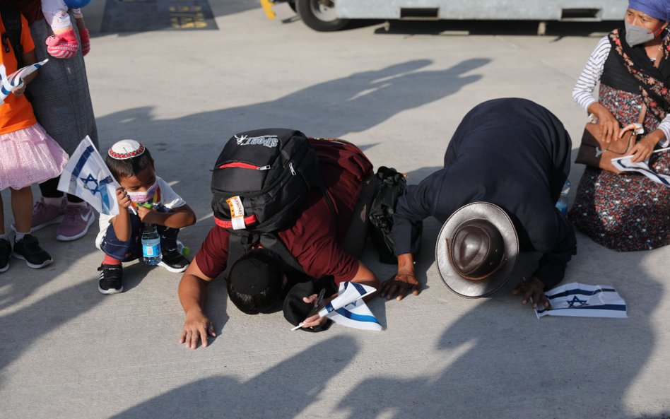 Październik 2021. Przedstawiciele Bnej Menasze po lądowaniu na lotnisku Ben Guriona pod Tel Awiwem