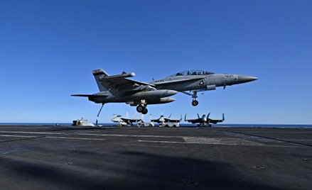 Start amerykańskiego myśliwca F-18 z pokładu lotniskowca