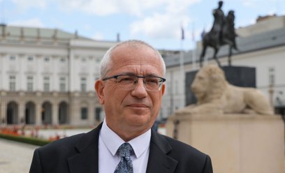Nowo zaprzysiężony sędzia Trybunału Konstytucyjnego Sławomir Patyra przed Pałacem Prezydenckim w War