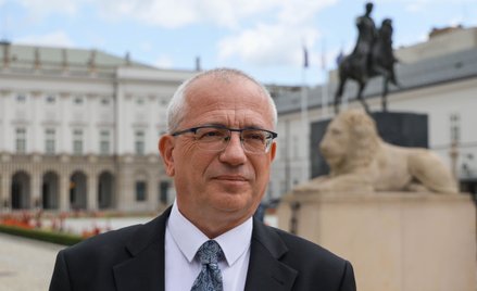 Nowo zaprzysiężony sędzia Trybunału Konstytucyjnego Sławomir Patyra przed Pałacem Prezydenckim w War