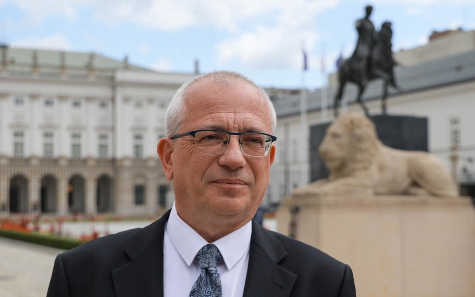 Nowo zaprzysiężony sędzia Trybunału Konstytucyjnego Sławomir Patyra przed Pałacem Prezydenckim w War
