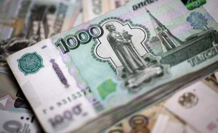 Rubel spada za ropą