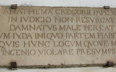 Kamienna tablica z anatemą powstała za pontyfikatu papieża Grzegorza XI