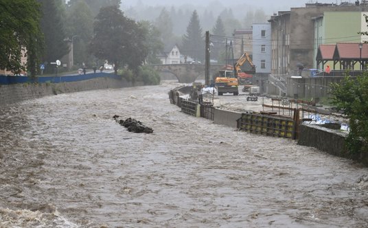 Wezbrana rzeka Biała Lądecka w Lądku-Zdroju