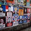 Europa się zbroi, Trump słabnie. Dlatego Kreml zaczął rozmawiać z Europą? Na zdjęciu plakaty na Bric