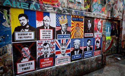 Europa się zbroi, Trump słabnie. Dlatego Kreml zaczął rozmawiać z Europą? Na zdjęciu plakaty na Bric