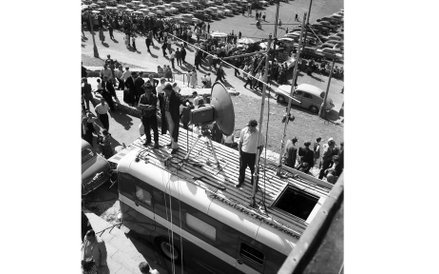 wrzesień 1958r. Widok z góry na wóz transmisyjny z urządzeniami przekaźnikowymi ustawionymi na dachu