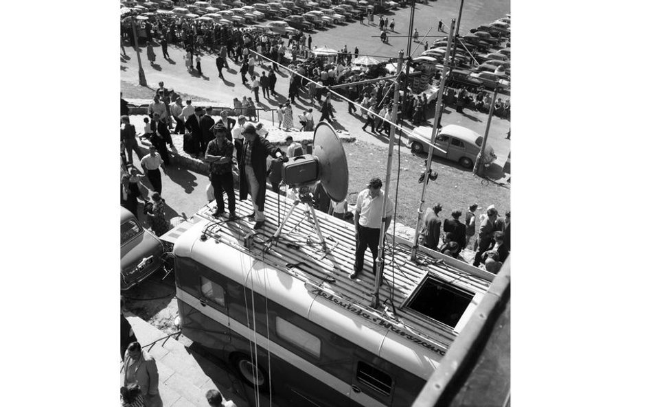 wrzesień 1958r. Widok z góry na wóz transmisyjny z urządzeniami przekaźnikowymi ustawionymi na dachu