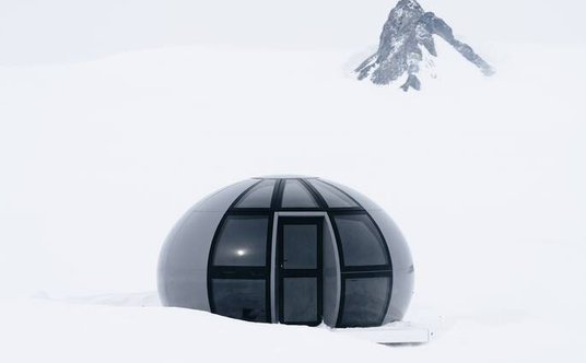 Kapsuły mają&nbsp;duże przeszklenia, dzięki temu można obserwować&nbsp;śnieżne pustkowie wokół&nbsp;