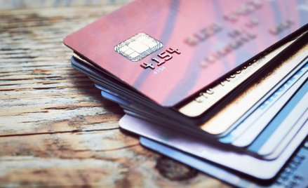 W skrócie. Różne były karty płatnicze, ale z drewna jeszcze nie