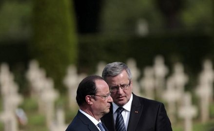 Show Francois Hollande'a z Władimirem Putinem w tle