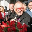 Jerzy Owsiak witany kwiatami po wyjściu z sądu w Słubicach