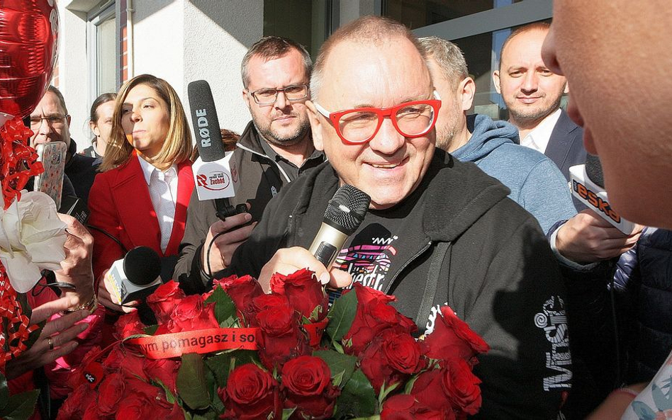 Jerzy Owsiak witany kwiatami po wyjściu z sądu w Słubicach