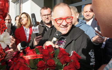 Jerzy Owsiak witany kwiatami po wyjściu z sądu w Słubicach