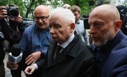 Prezes Prawa i Sprawiedliwości Jarosław Kaczyński (C) w drodze na przesłuchanie w charakterze świadk