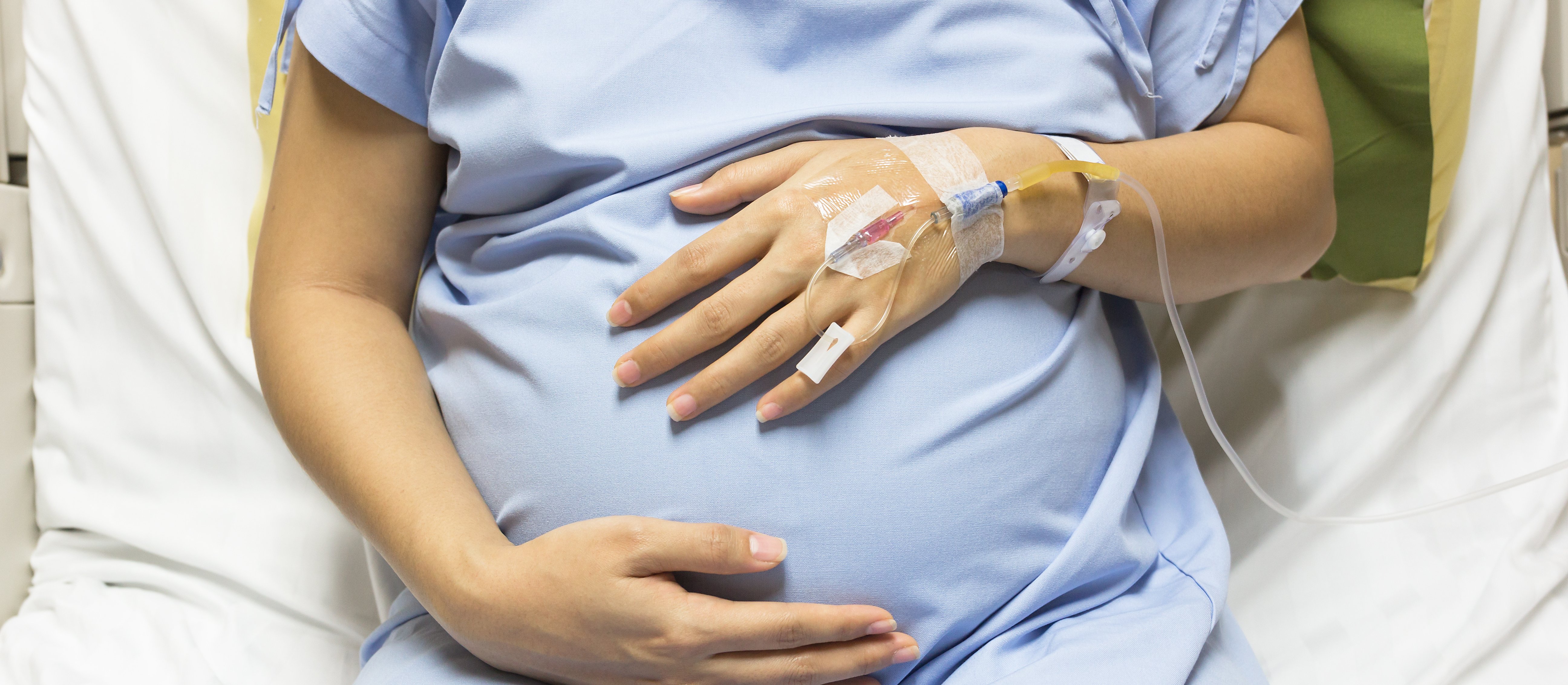 Domy narodzin zamiast zamykanych porodówek? Ministerstwo ma nowe pomysły