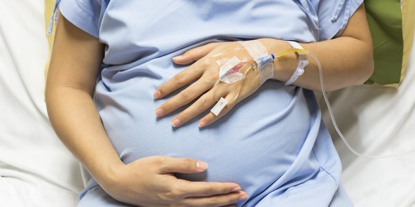 Domy narodzin zamiast zamykanych porodówek? Ministerstwo ma nowe pomysły