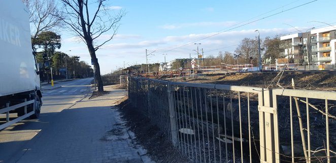 Teren przylegający do toriwiska linii otwockiej pozbawiony został wszelkiej roślinności po nieliczny