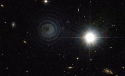 Gwiazda wybucha jako supernowa i dusi się w kosmicznym pyle