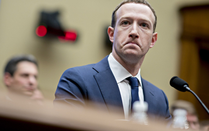 Facebook „epicentrum dezinformacji”. Sprząta go 35 tys. osób