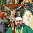 Jeden z poszkodowanych podczas napaści ks. Adrian głosi kazanie na mszy świętej sprawowanej w intenc