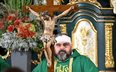 Jeden z poszkodowanych podczas napaści ks. Adrian głosi kazanie na mszy świętej sprawowanej w intenc