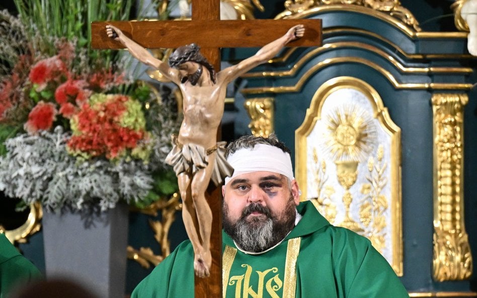 Jeden z poszkodowanych podczas napaści ks. Adrian głosi kazanie na mszy świętej sprawowanej w intenc