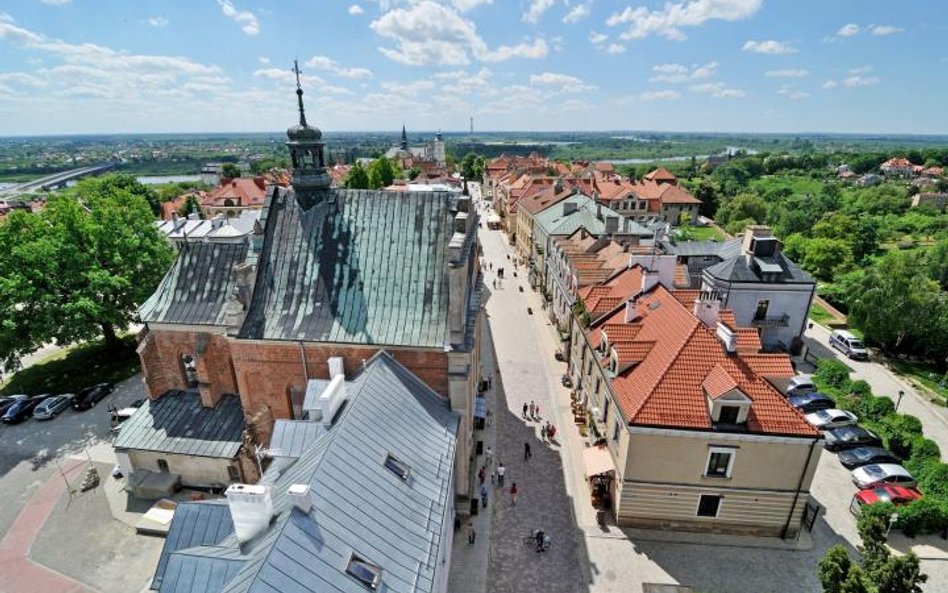 Sandomierz wciąż na nowo urzeka pięknem. W weekendy przewodnicy PTTK proponują trzygodzinną wycieczk