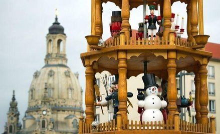 5 listopada 2010. Świąteczne dekoracje na placu Striezelmarkt w Dreźnie (Niemcy)