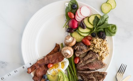 Wśród uczestników badania stosujących zasadę 4:3 po roku odnotowano średnią utratę masy ciała na poz