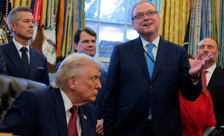 Dyrektor Narodowej Rady Ekonomicznej USA, Kevin Hassett (z prawej), w trakcie konferencji prasowej z