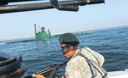 Irański żołnierz w strategicznie położonej cieśninie Ormuz