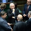 Prezes PiS Jarosław Kaczyński w otoczeniu polityków partii w Sejmie