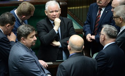 Prezes PiS Jarosław Kaczyński w otoczeniu polityków partii w Sejmie