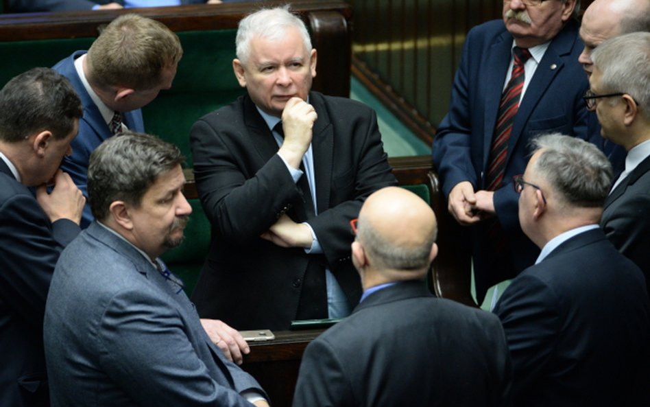 Prezes PiS Jarosław Kaczyński w otoczeniu polityków partii w Sejmie