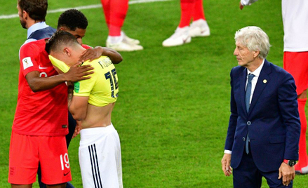 Mateus Uribe pocieszany przez Marcusa Rashforda po wygranej Anglii z Kolumbią w 1/8 finału mistrzost
